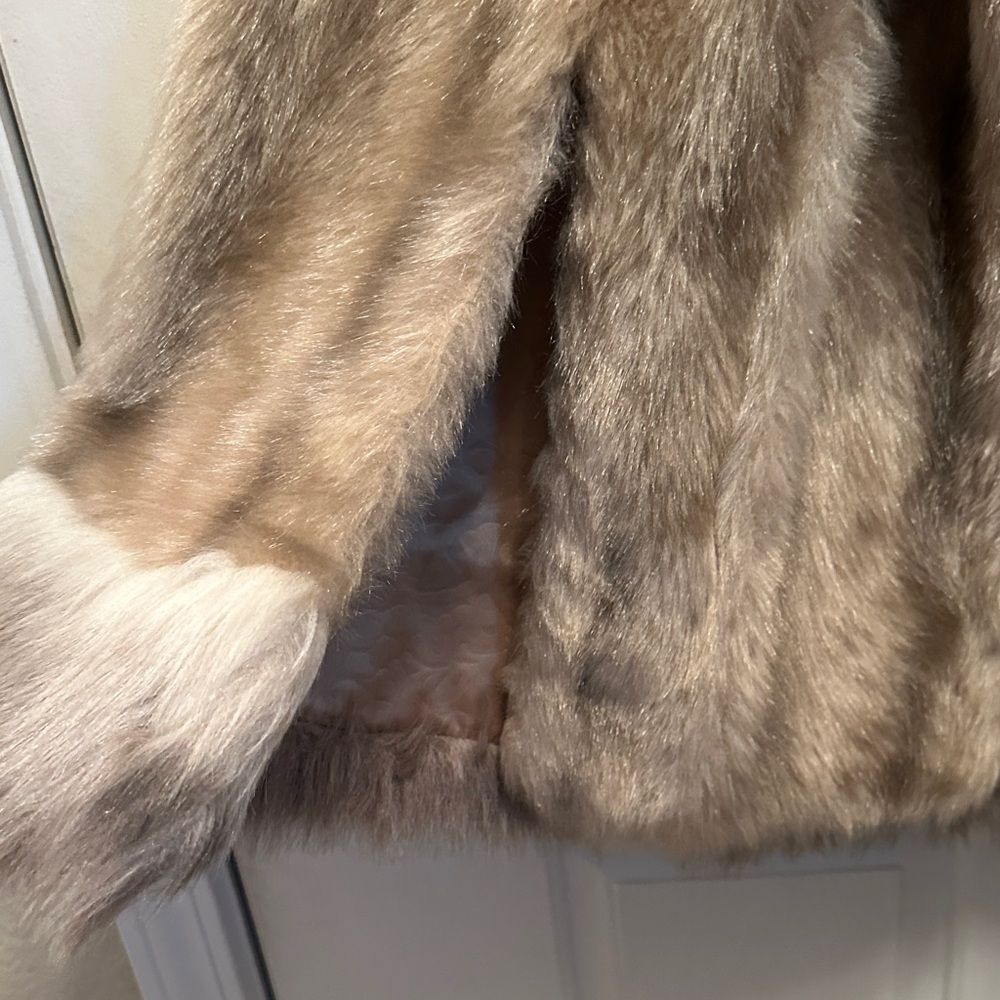 Elegant Vintage Faux Fur Cape - Cream and Gray - Picture 7 of 8
